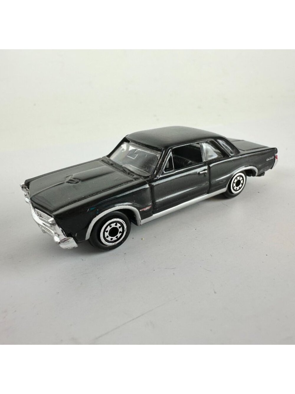 Welly 1965 Pontiac GTO Die-Cast Model Car Black & Silver 1:64